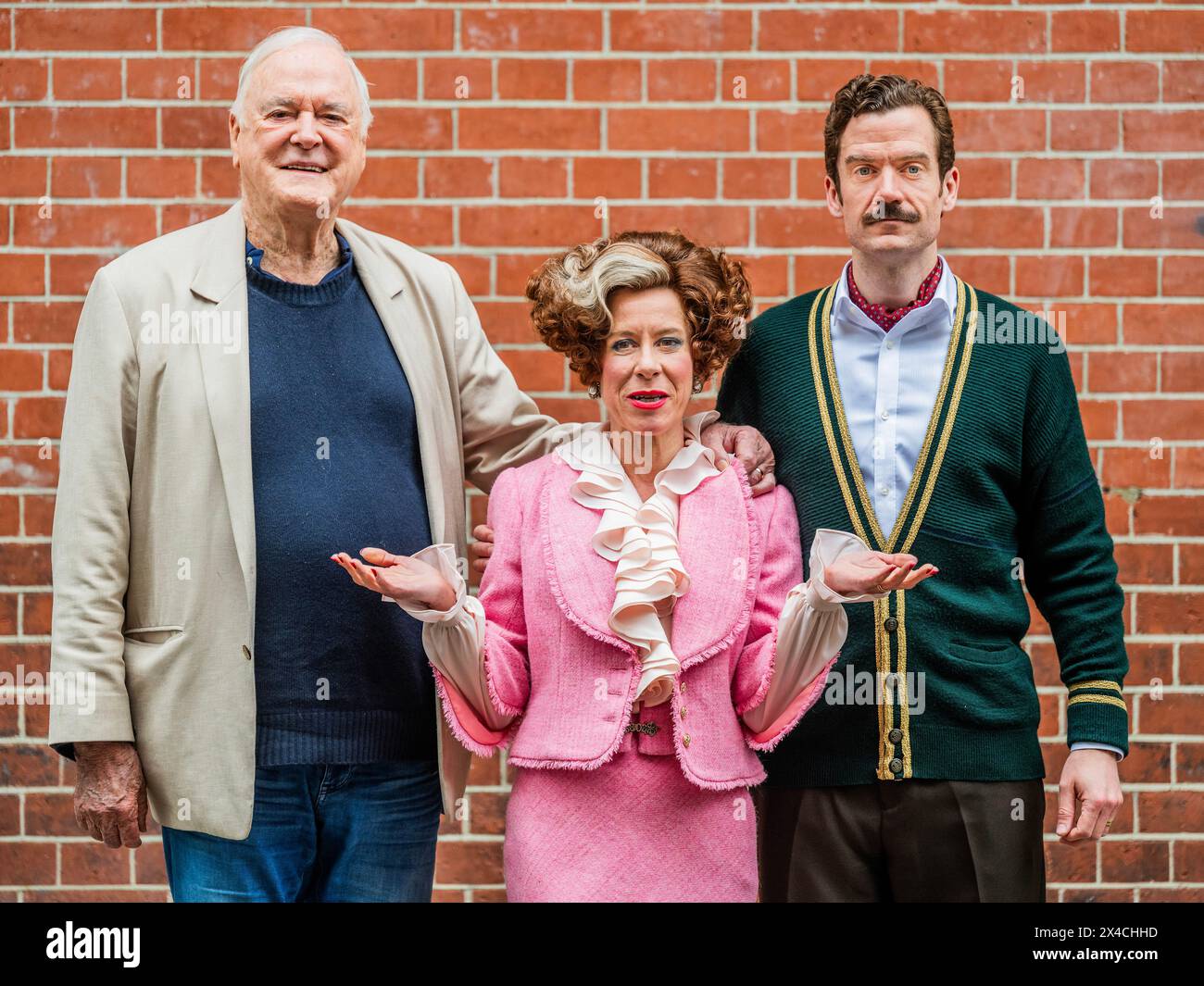 Londres, Royaume-Uni. 2 mai 2024. John Cleese avec Basil, joué par Adam Jackson-Smith, et Sybil, joué par Anna-Jane Casey - Un aperçu de Fawlty Towers - The Play ouvre à l'Apollo Theatre de Londres à partir du 4 mai. Il a été adapté pour la scène du West End par John Cleese, écrit par John Cleese et Connie et réalisé par Caroline Jay Ranger. Crédit : Guy Bell/Alamy Live News Banque D'Images