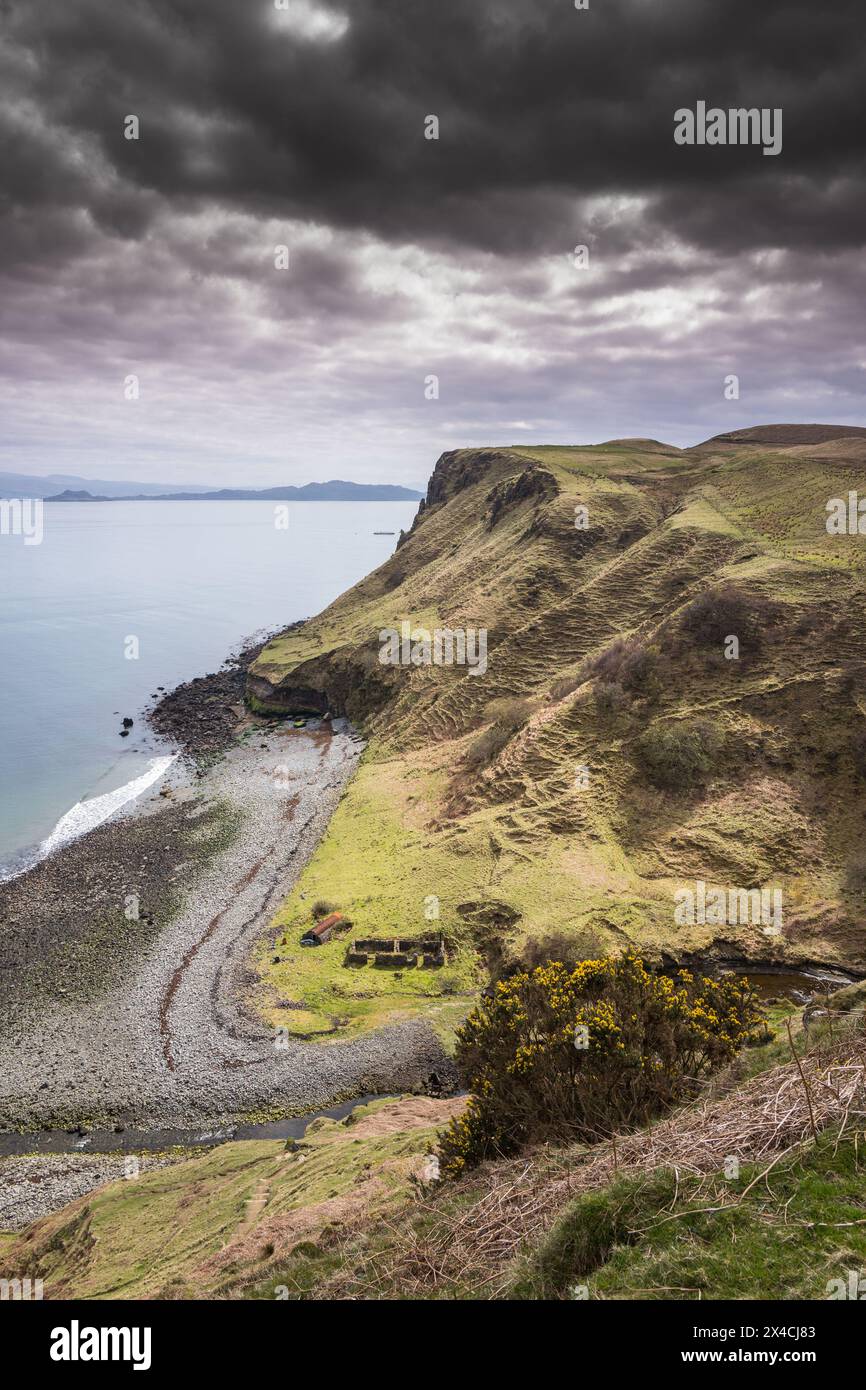 Restes d'une usine désaffectée et stockage utilisés dans l'extraction de diatomite à Lealt sur l'île de Skye. Banque D'Images