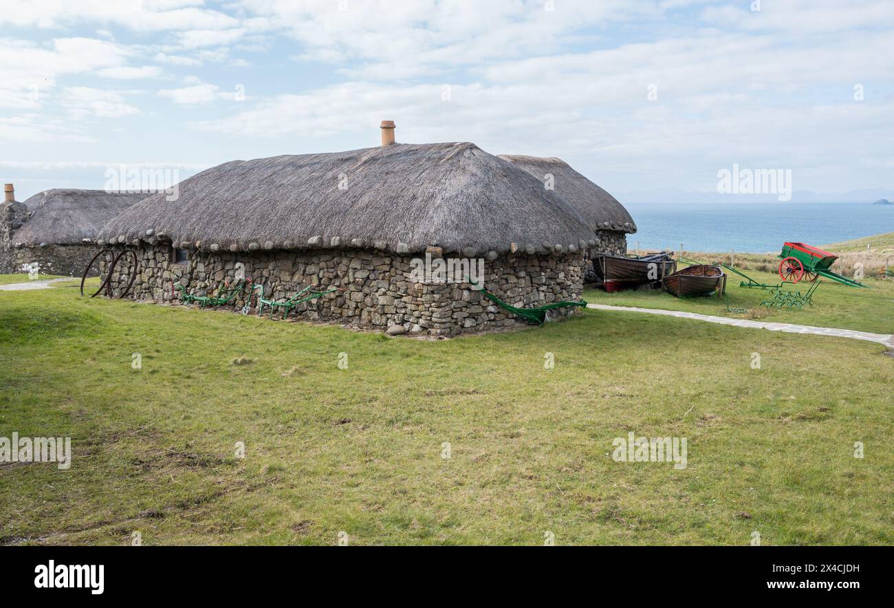 Les cottages traditionnels de Crofters fabriqués à partir de pierre locale et de roseaux pour les toits de chaume au musée Skye de la vie insulaire, île de Skye, Écosse. Banque D'Images