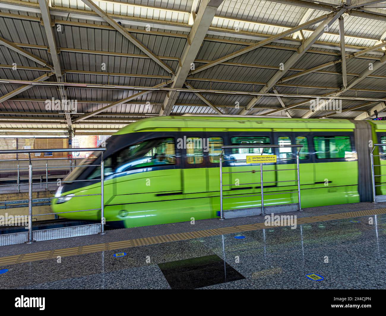 02 25 2024 Vert Mono-Rail qui entre dans la station de Parel inférieure coule Jacob Circle dans le sud de Mumbai avec Chembur dans l'est de Mumbai Maharashtra Inde Banque D'Images