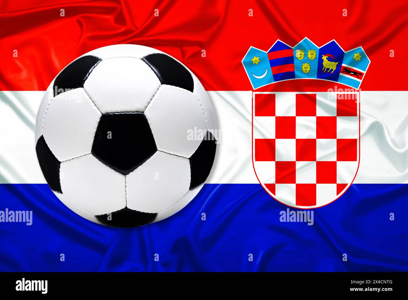 Football en cuir noir et blanc avec drapeau de Croatie Banque D'Images