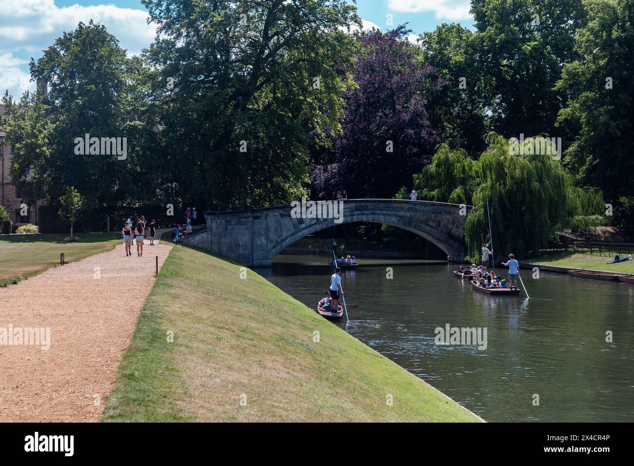 Les gens se détendent lors d'un tour punt sur la rivière Cam, en passant par le pont mathématique qui traverse le cœur de Cambridge, UK.22.06.22. Banque D'Images
