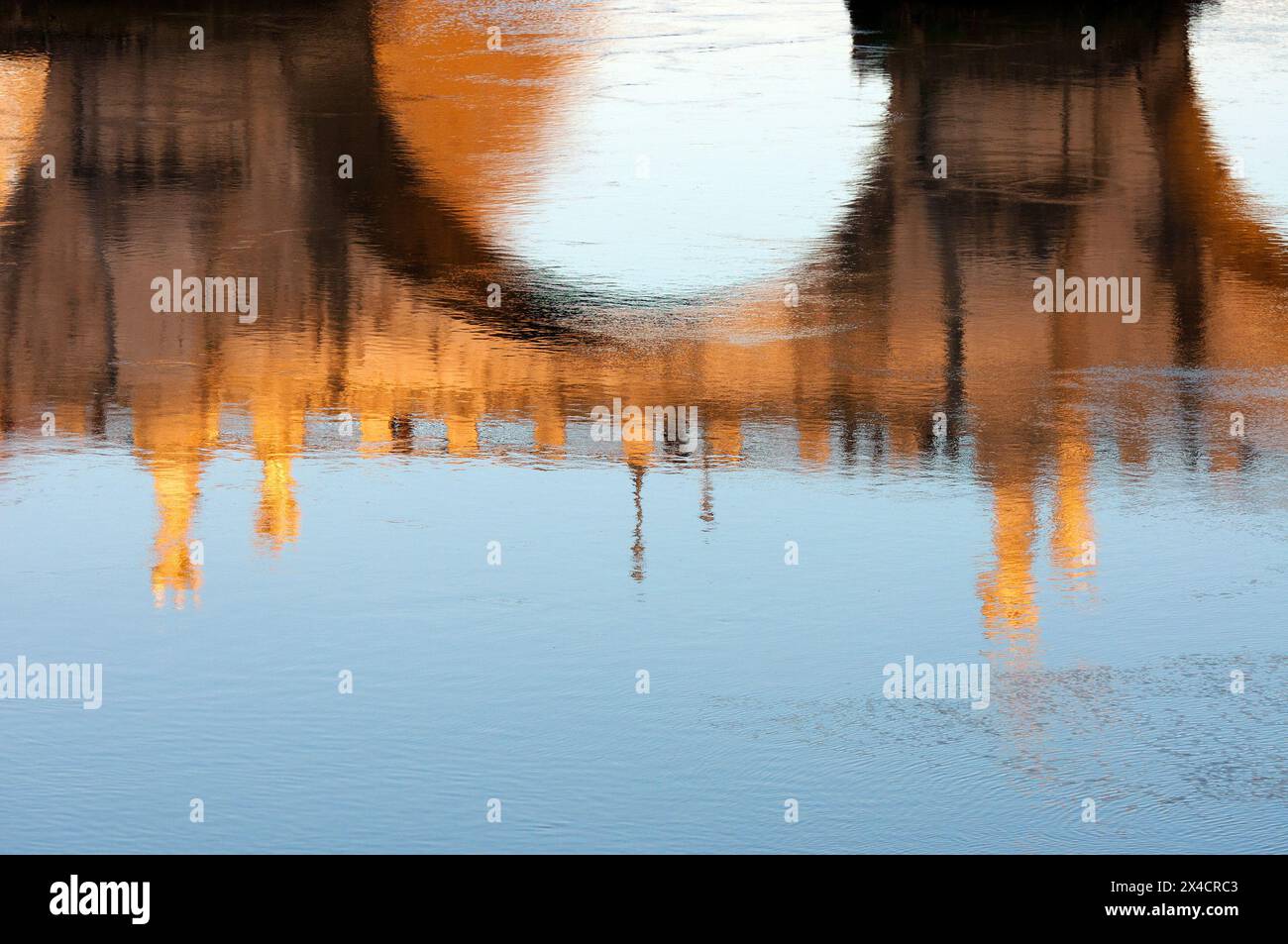 Pont Sant'Angelo reflété dans le Tibre, Rome, Latium, Italie Banque D'Images