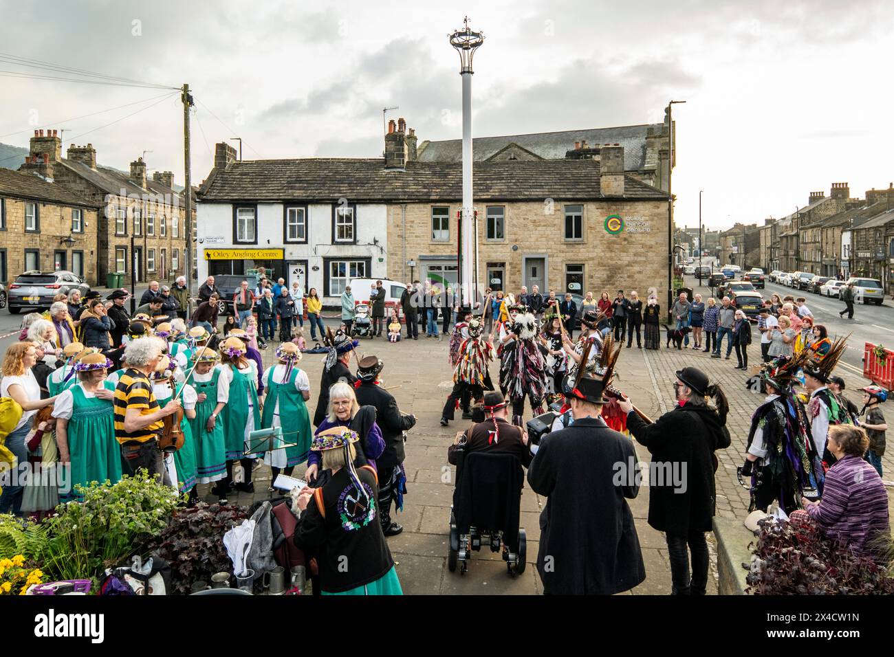 Morris dansant autour d'un Maypole. Banque D'Images