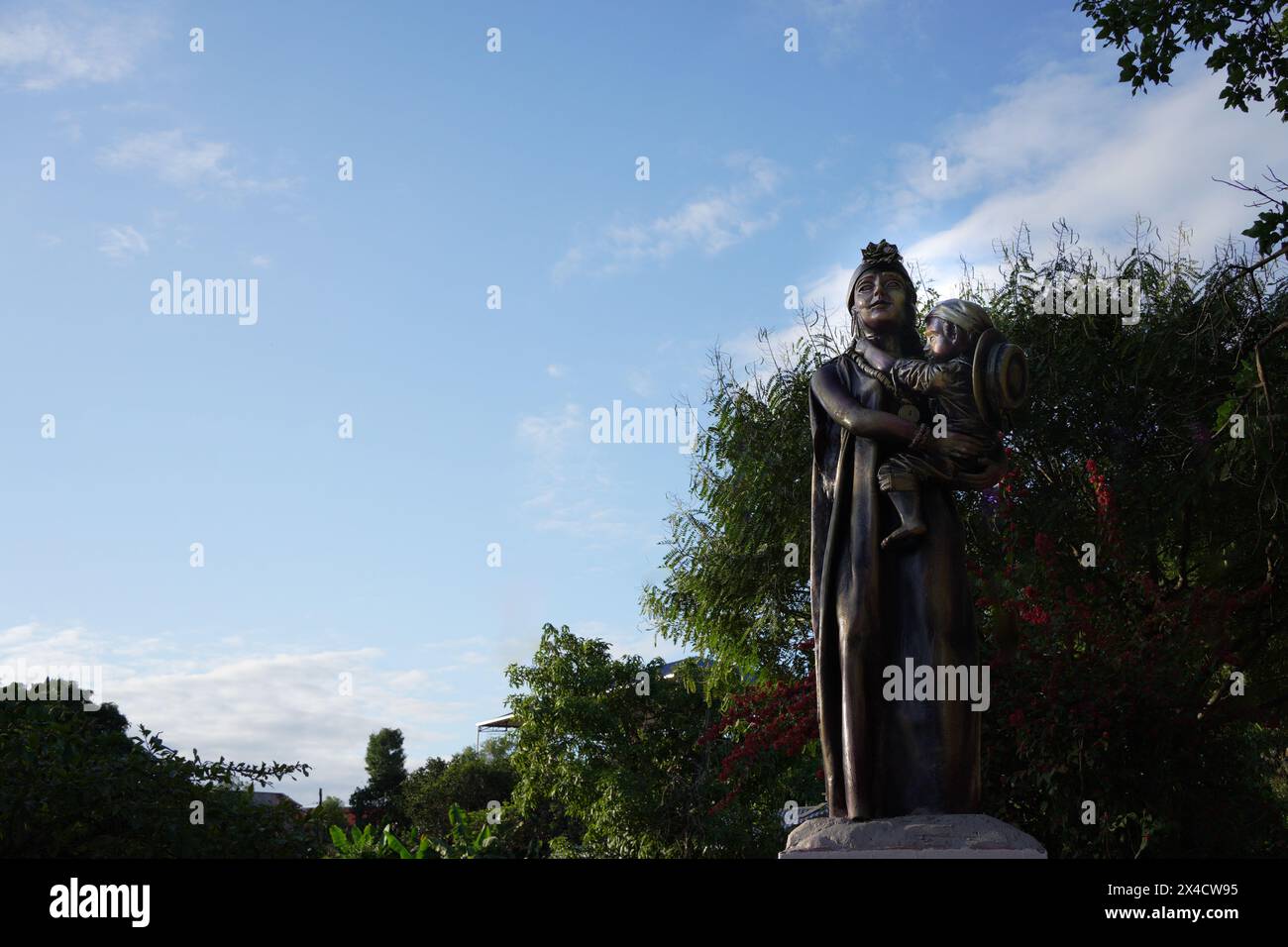 Statue de mère tenant l'enfant au parc central. Banque D'Images