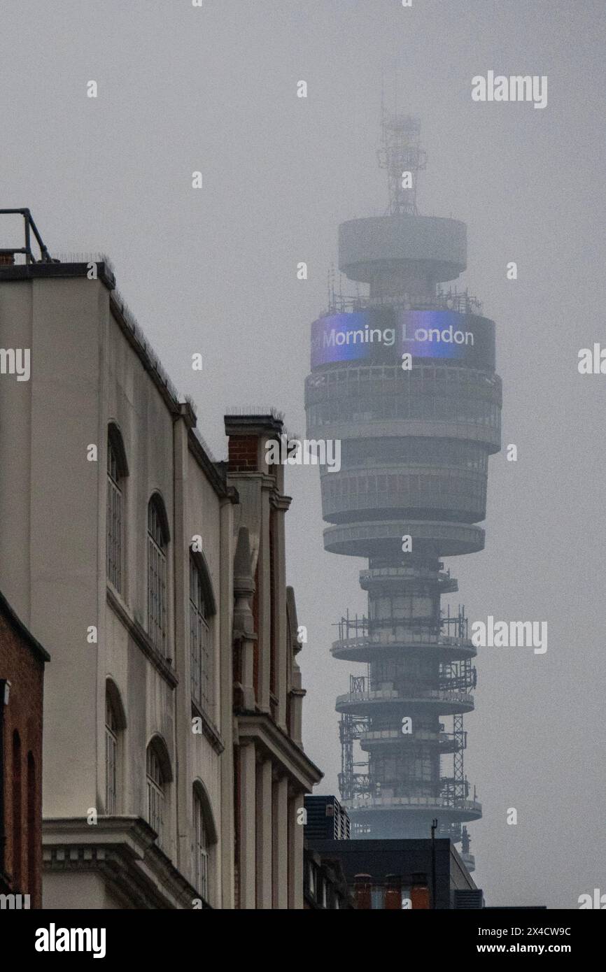 Londres, Royaume-Uni. 2 mai 2024. Bonjour londres - le temps brumeux (brumeux) enveloppe la tour BT Londres. Crédit : Guy Bell/Alamy Live News Banque D'Images