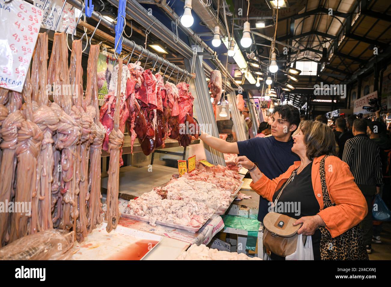 Athènes, Grèce. 2 mai 2024. Un boucher vend les friandises traditionnelles à la viande à l'Agora Varvakios. Les chrétiens orthodoxes grecs luttent pour se permettre des goodies de vacances alors que la crise du coût de la vie frappe durement les vacances de Pâques. Crédit : Dimitris Aspiotis/Alamy Live News Banque D'Images