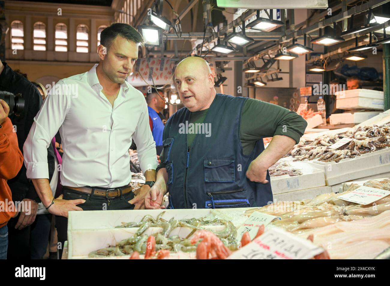 Athènes, Grèce. 2 mai 2024. Stefanos Kasselakis, chef du principal parti d'opposition SYRIZA, rencontre et discute avec des poissonniers à l'Agora Varvakios. Les chrétiens orthodoxes grecs luttent pour se permettre des goodies de vacances alors que la crise du coût de la vie frappe durement les vacances de Pâques. Crédit : Dimitris Aspiotis/Alamy Live News Banque D'Images