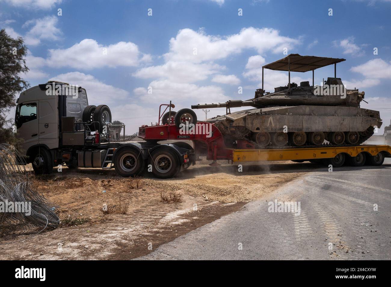 Sud d'Israël, Israël. 02 mai 2024. Un char Merkava israélien de Tsahal sur un camion à plateau alors qu’il est acheté dans une zone de rassemblement avancée dans le Sud d’Israël près de la frontière avec la bande de Gaza le 2 mai 2024. Alors que le Hamas retarde une réponse au cessez-le-feu et à la libération des otages sur la table, Israël poursuit les préparatifs d'une entrée terrestre dans le sud de la bande de Gaza et d'une offensive terrestre contre le Hamas à Rafiah. Photo de Jim Hollander/UPI crédit : UPI/Alamy Live News Banque D'Images