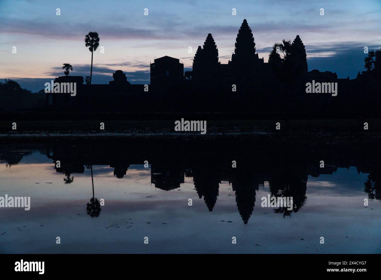 Angkor Wat au lever du soleil avec réflexion, Cambodge Banque D'Images