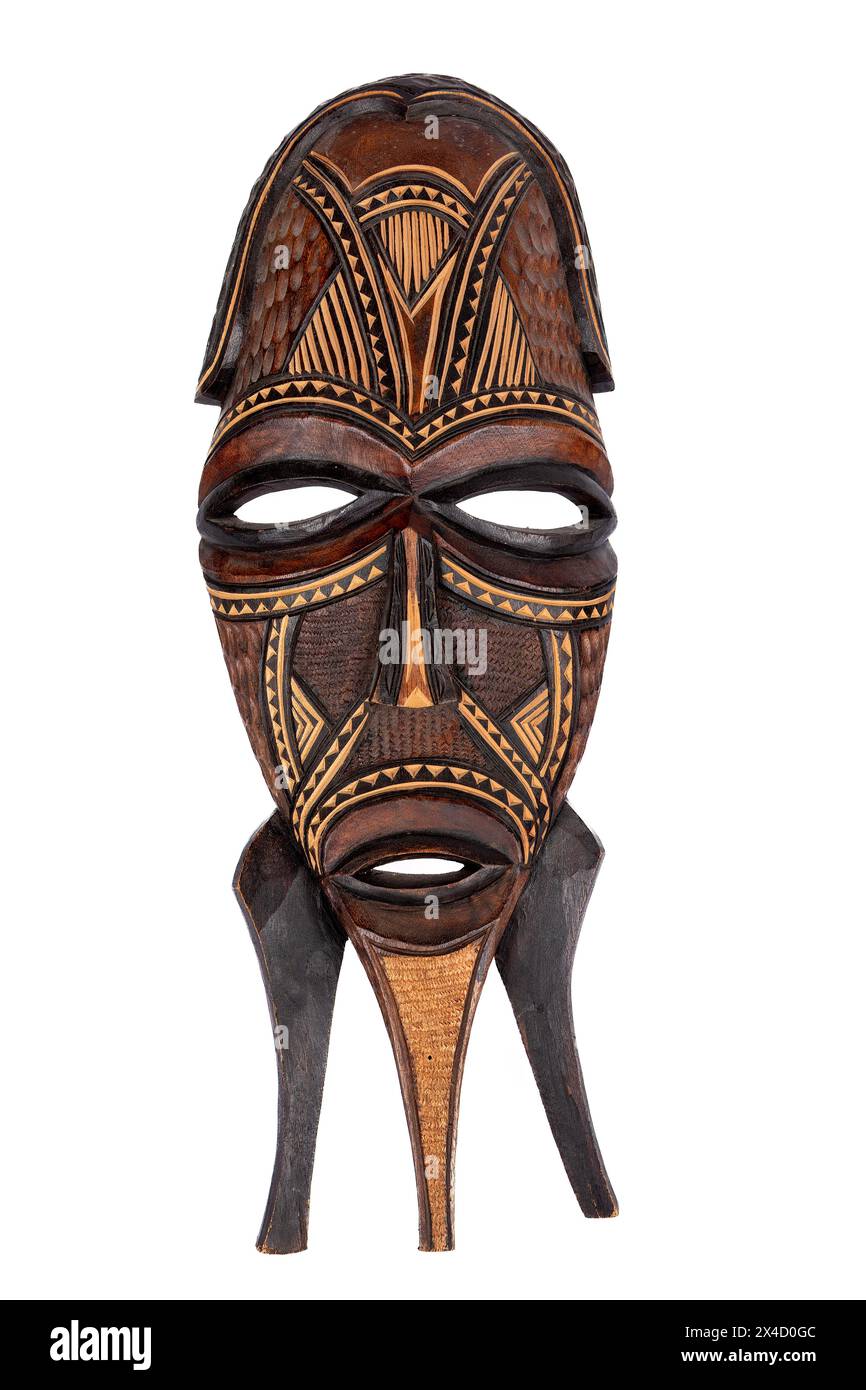 Masque en bois africain - Art tribal traditionnel sur fond blanc. Banque D'Images