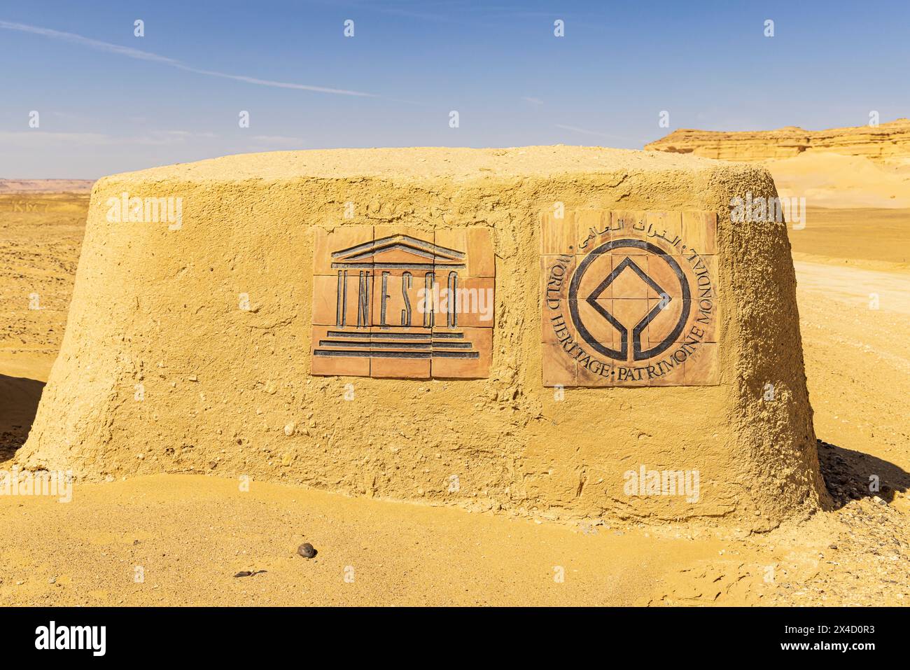 Wadi al Hitan, Faiyum, Égypte. Panneau du patrimoine mondial de l'UNESCO sur le site paléontologique de Wadi el-Hitan. (Usage éditorial uniquement) Banque D'Images