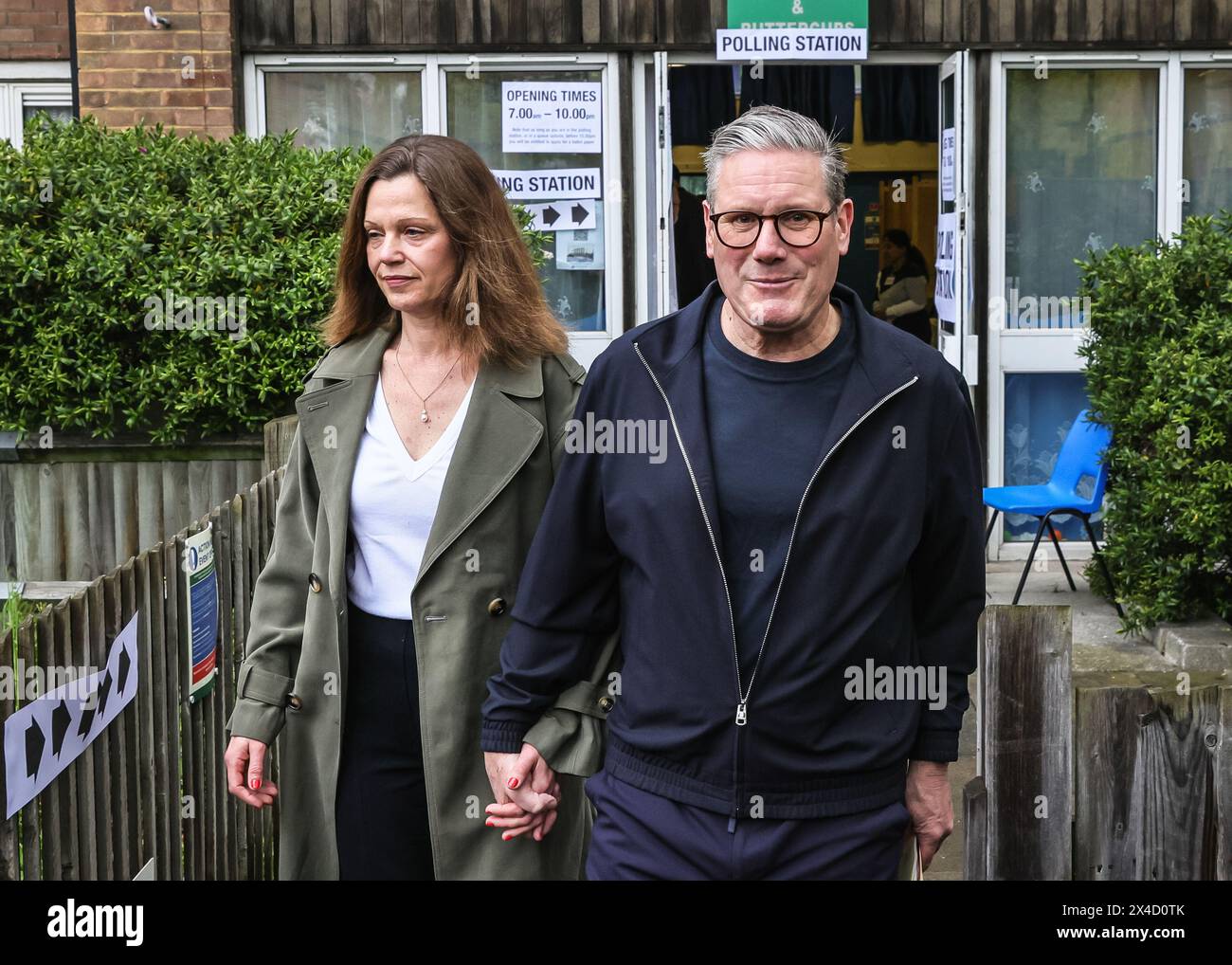 Londres, Royaume-Uni. 02 mai 2024. Sir Keir Starmer, chef du Parti travailliste, est vu dans son bureau de vote avec sa femme Victoria, près de Kentish Town pour voter aux élections locales britanniques, les dernières élections de routine tenues avant les élections générales. Crédit : Imageplotter/Alamy Live News Banque D'Images