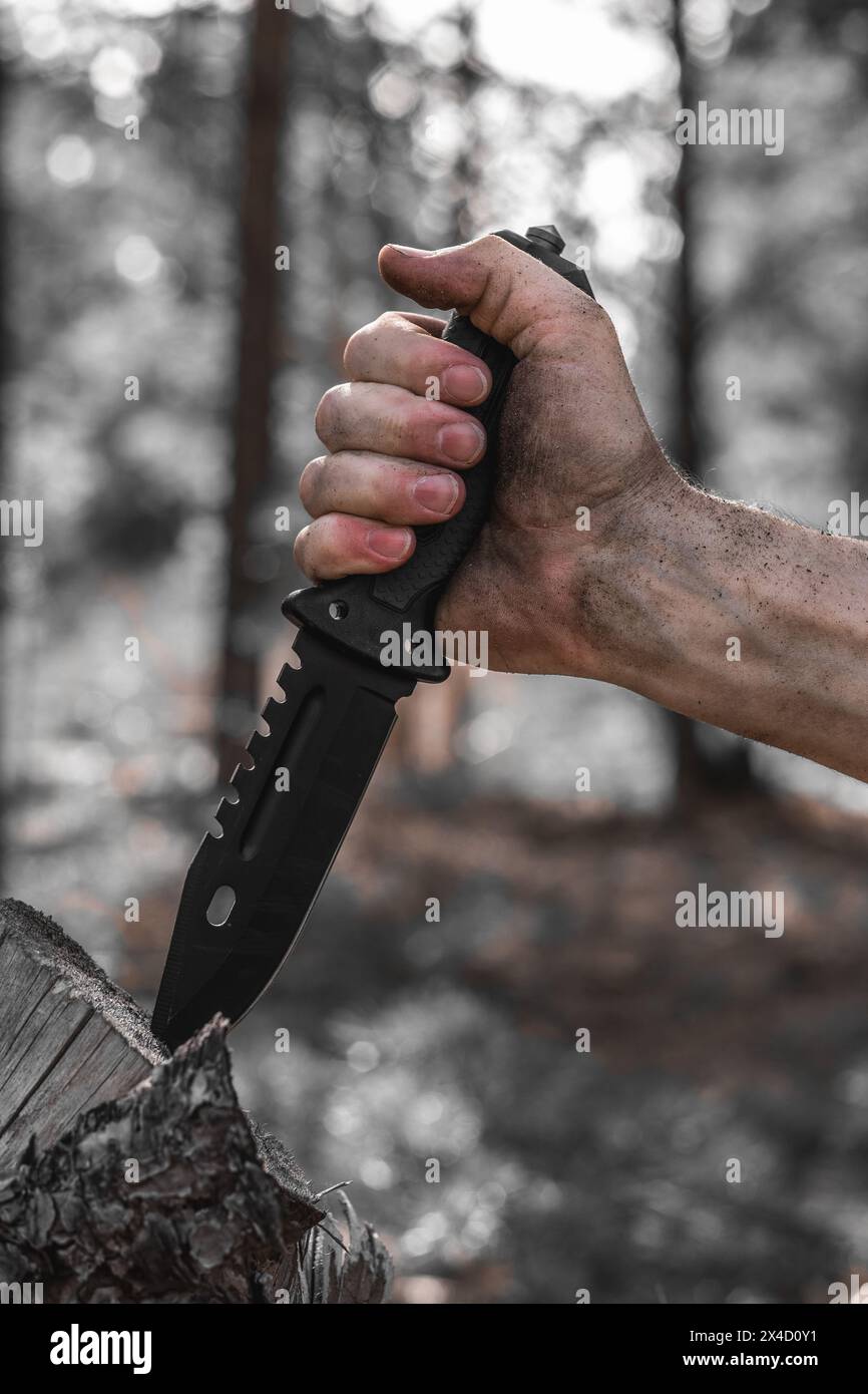 Homme de main avec couteau de chasse pour la survie dans la forêt. Concept récréation et survie en forêt Banque D'Images