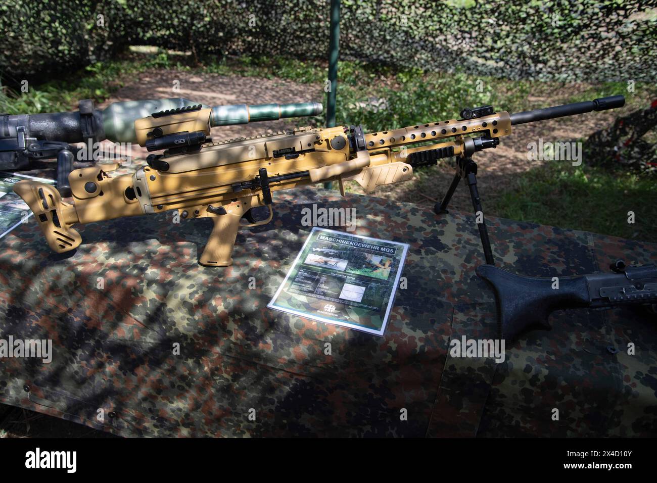 Maschinenegewehr MG 5 der Bundeswehr, allgemein, Feature, Randmotiv, Symbolfoto Bundeswehr-Uebung AGILES ROSS im Rahmen der bundesweiten Uebung NATIONAL GUARDIAN, Die nordrhein-westfaelischen Heimatschutzkraefte des Heimatschutzregiments 2 aus Muenster uebenin der Wahner Heide BEI Troisdorf Altenrath, 02.05,, motif de la machine ***, 2024, MG, photo symbolique exercice Bundeswehr agiles ROSS dans le cadre de l'exercice national GUARDIAN, les forces de sécurité intérieure de Rhénanie-du-Nord-Westphalie du Régiment de sécurité intérieure 2 de Muenster Practicin Banque D'Images