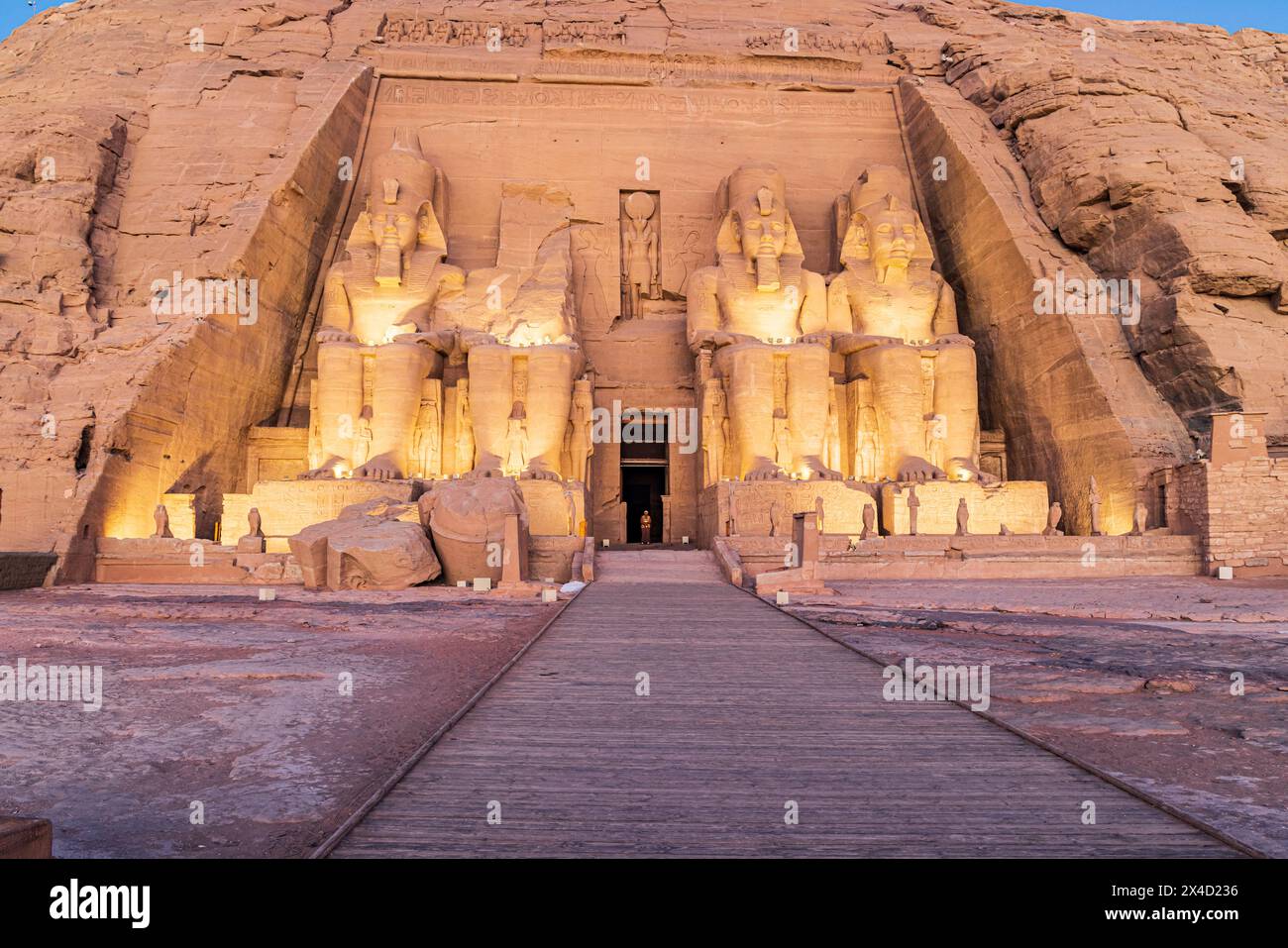 Abu Simbel, Assouan, Égypte. Lumières sur les statues colossales du Grand Temple de Ramsès II en début de matinée. (Usage éditorial uniquement) Banque D'Images