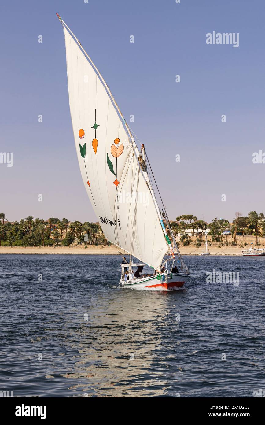 Louxor, Égypte. Felucca transportant des touristes sur le Nil. (Usage éditorial uniquement) Banque D'Images