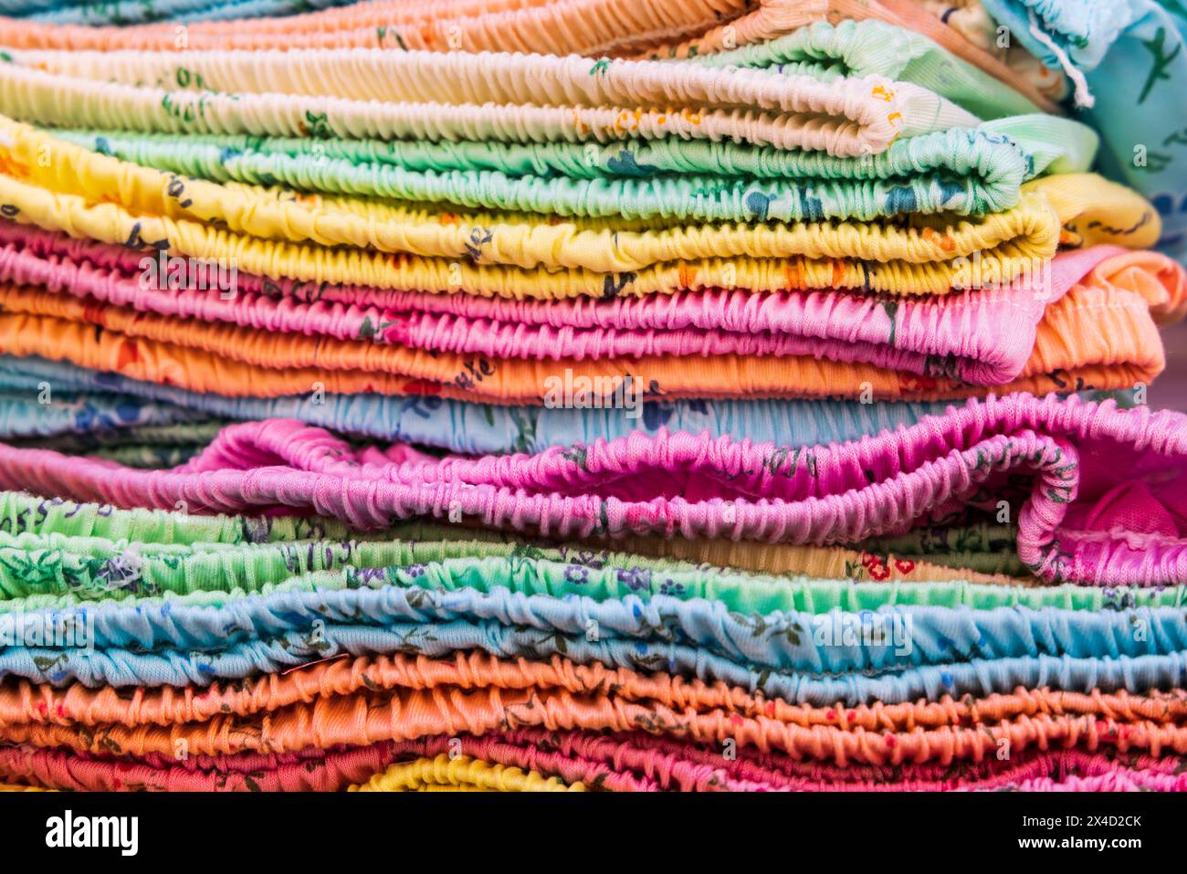 Thèbes, Louxor, Égypte. Vêtements colorés à vendre sur un marché. Banque D'Images