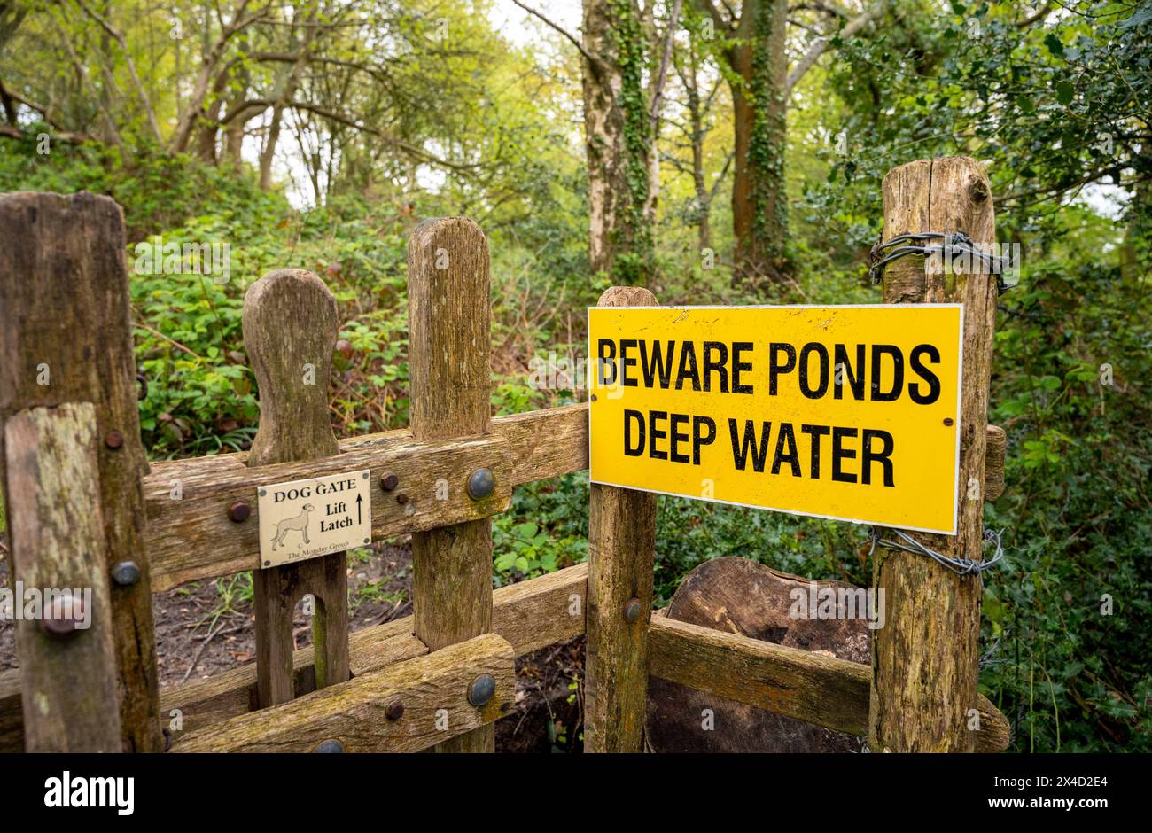 Ditchling Village Sussex UK - Lodge Hill signe pour Beware Ponds Deep Water Banque D'Images