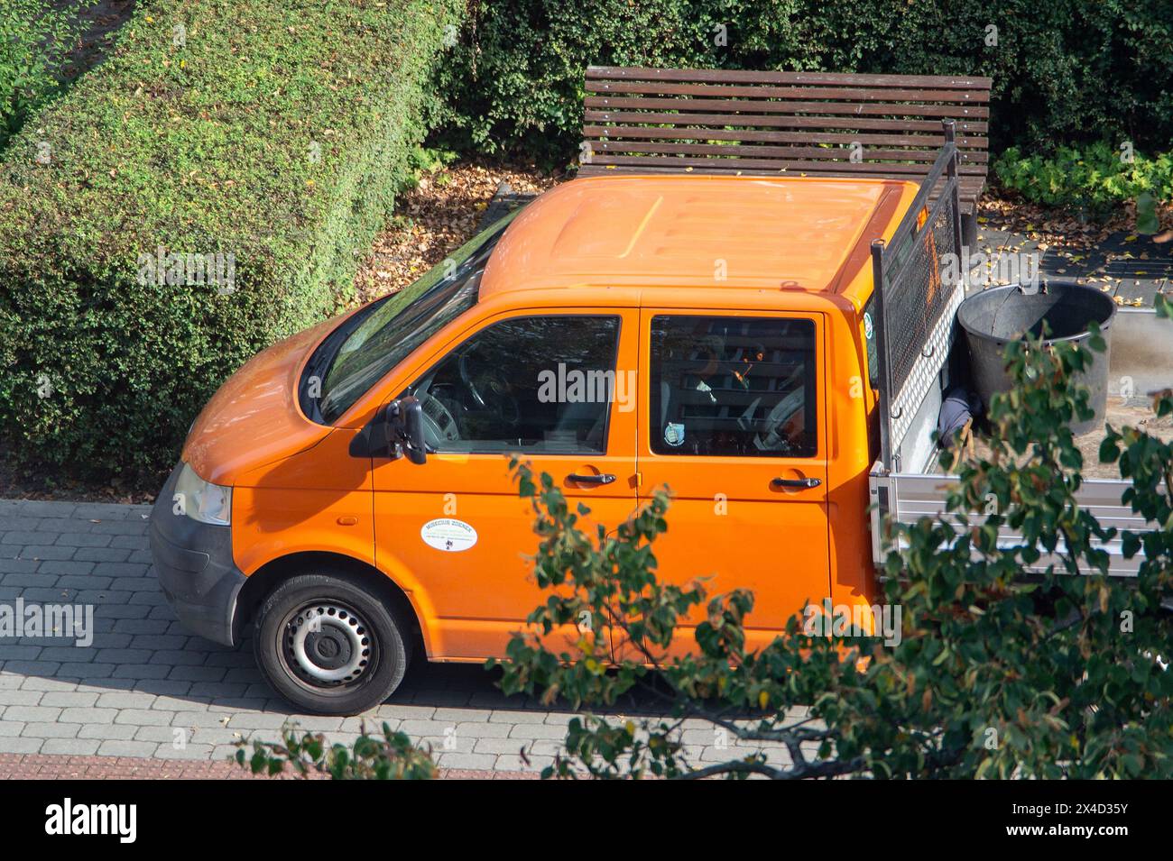 OSTRAVA, RÉPUBLIQUE TCHÈQUE - 18 SEPTEMBRE 2023 : Orange Volkswagen transporter double cabine van de services d'entretien de ville à Ostrava Banque D'Images