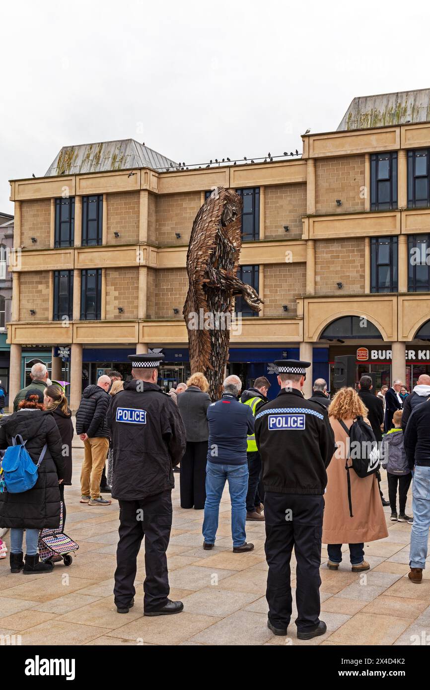 Weston-super-Mare, Royaume-Uni, 1er mai 2024. Une cérémonie pour marquer l’arrivée de l’Ange couteau dans la ville. The Knife Angel est une sculpture de 27 pieds de haut faite à partir d'environ 100 000 couteaux saisis par la police qui est conçu pour sensibiliser au problème de la violence impliquant des couteaux. The Knife Angel est en tournée au Royaume-Uni et sera à Weston-super-Mare du 1er au 30 mai 2024. Banque D'Images