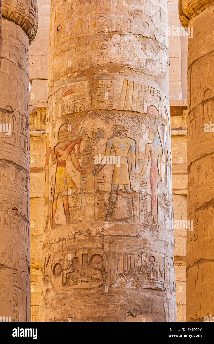 Karnak, Louxor, Égypte. Colonnes de la Grande salle hypostyle au complexe du temple de Karnak. Banque D'Images