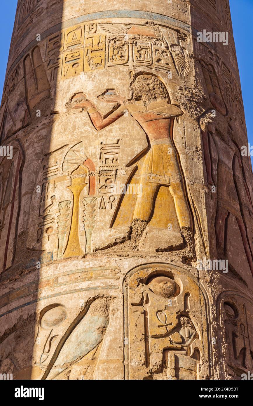 Karnak, Louxor, Égypte. Colonnes de la Grande salle hypostyle au complexe du temple de Karnak. Banque D'Images