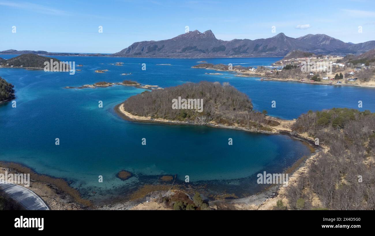 Drone tiré au-dessus des îles de Storoya, Hestoya, Amnoya et Gronnoya dans le comté de Nordland, en Norvège Banque D'Images
