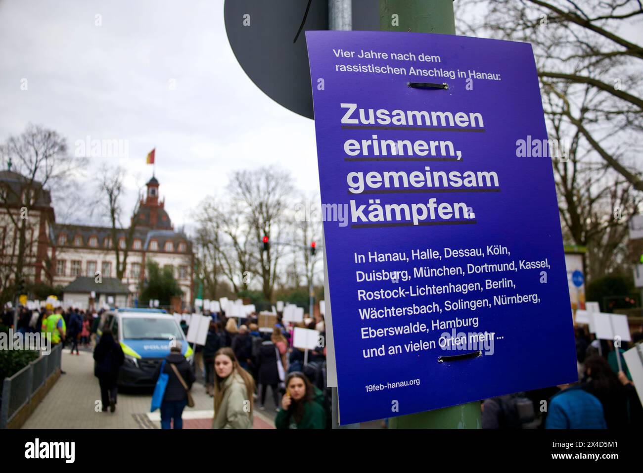 Hanau, Allemagne, 17 février 2024. Des milliers de personnes participent à la commémoration des victimes de la fusillade de Hanau. Banque D'Images