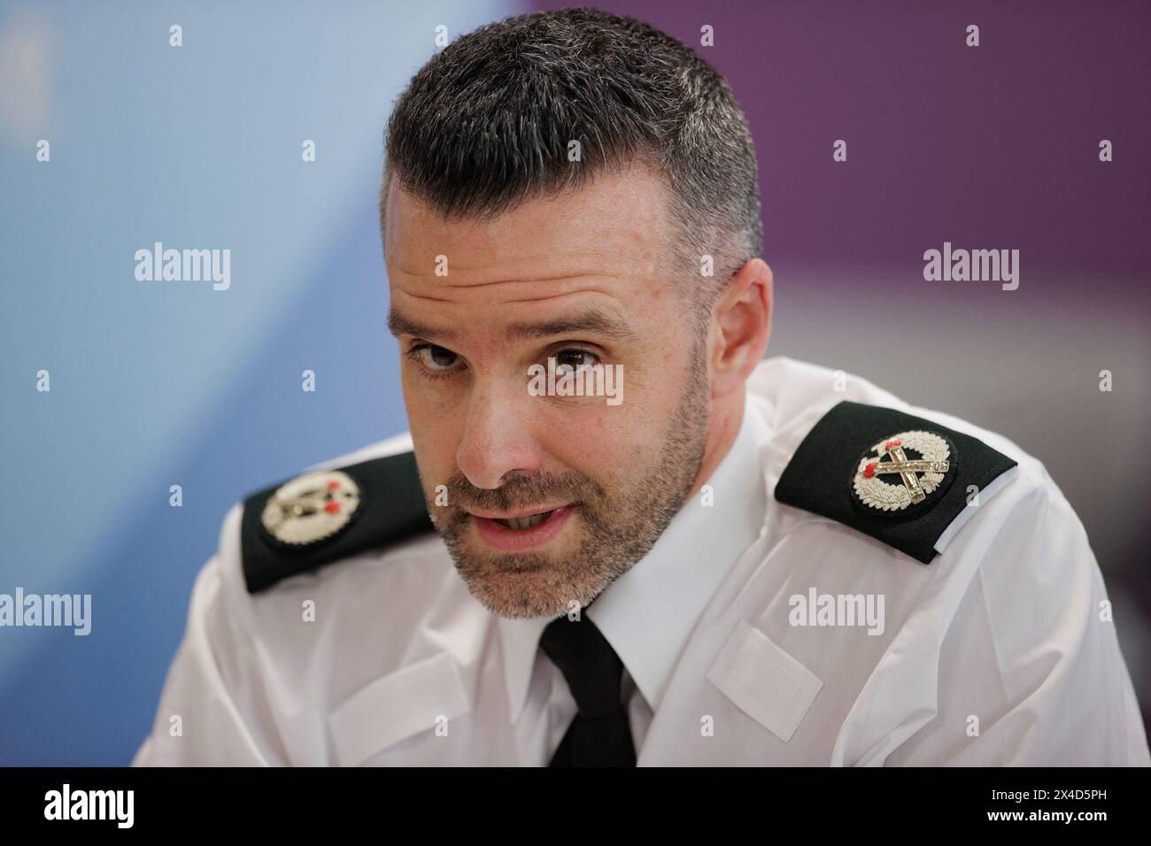 Bobby Singleton, le chef adjoint de la police de la PSNI, lors d'une réunion du Conseil de police à Belfast. Date de la photo : jeudi 2 mai 2024. Banque D'Images