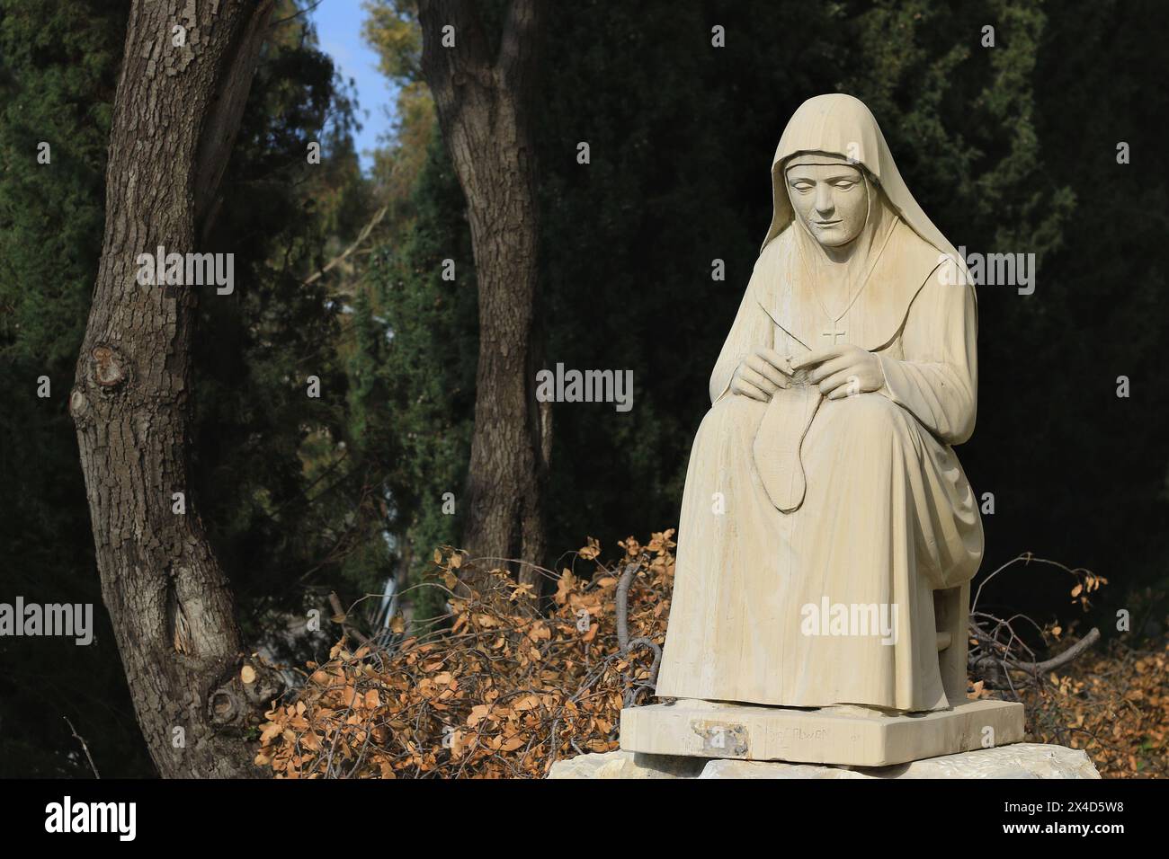 Statue de Saint Rafqa, le célèbre saint libanais bien-aimé, à Jrabta Batroun. Banque D'Images