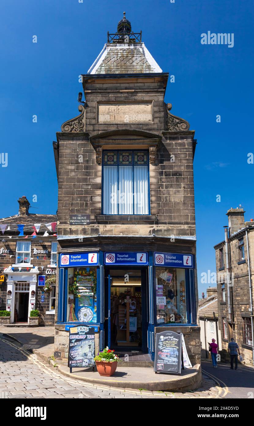 Angleterre, West Yorkshire, Haworth, main Street avec Office de Tourisme (un lieu utilisé dans le film 'les enfants du chemin de fer') Banque D'Images