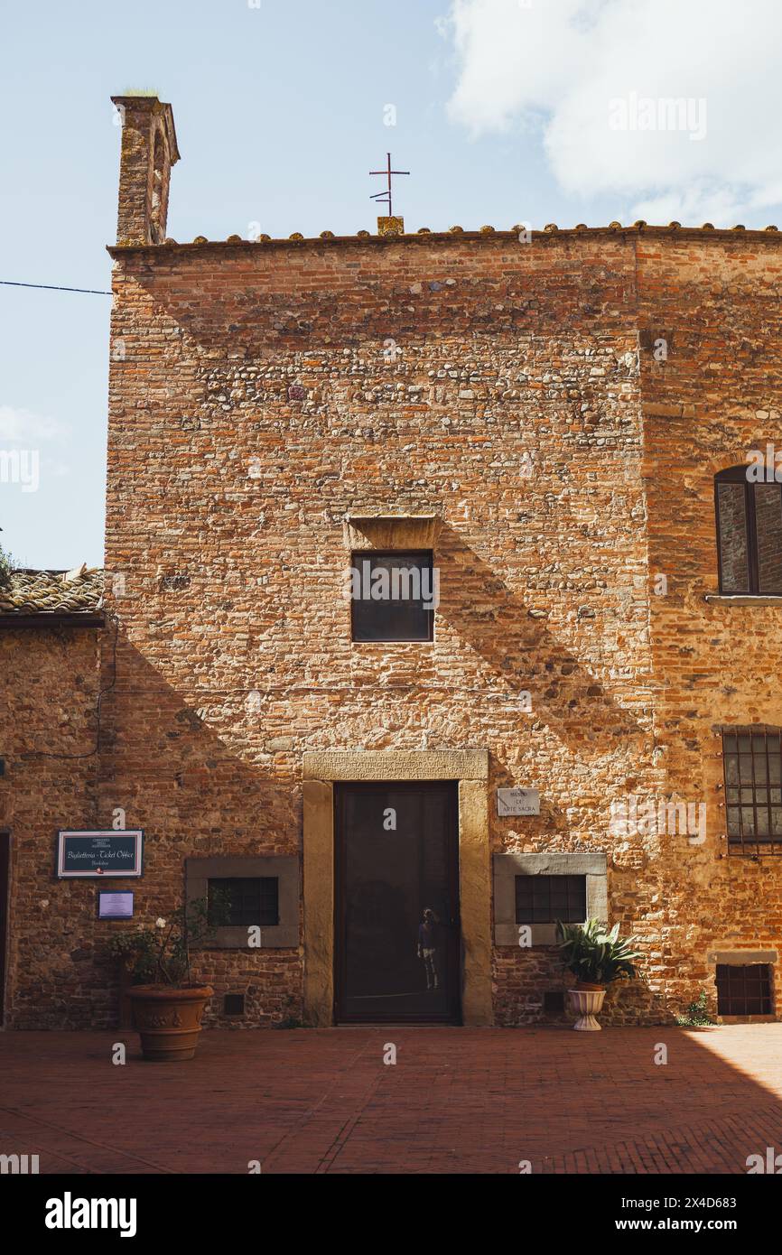 Scène de rue classique à Cetaldo Alto - vieille ville - en Toscane, Italie près de Florence. Avec des fenêtres à volets, des portes en bois et de belles briques sur le mur Banque D'Images