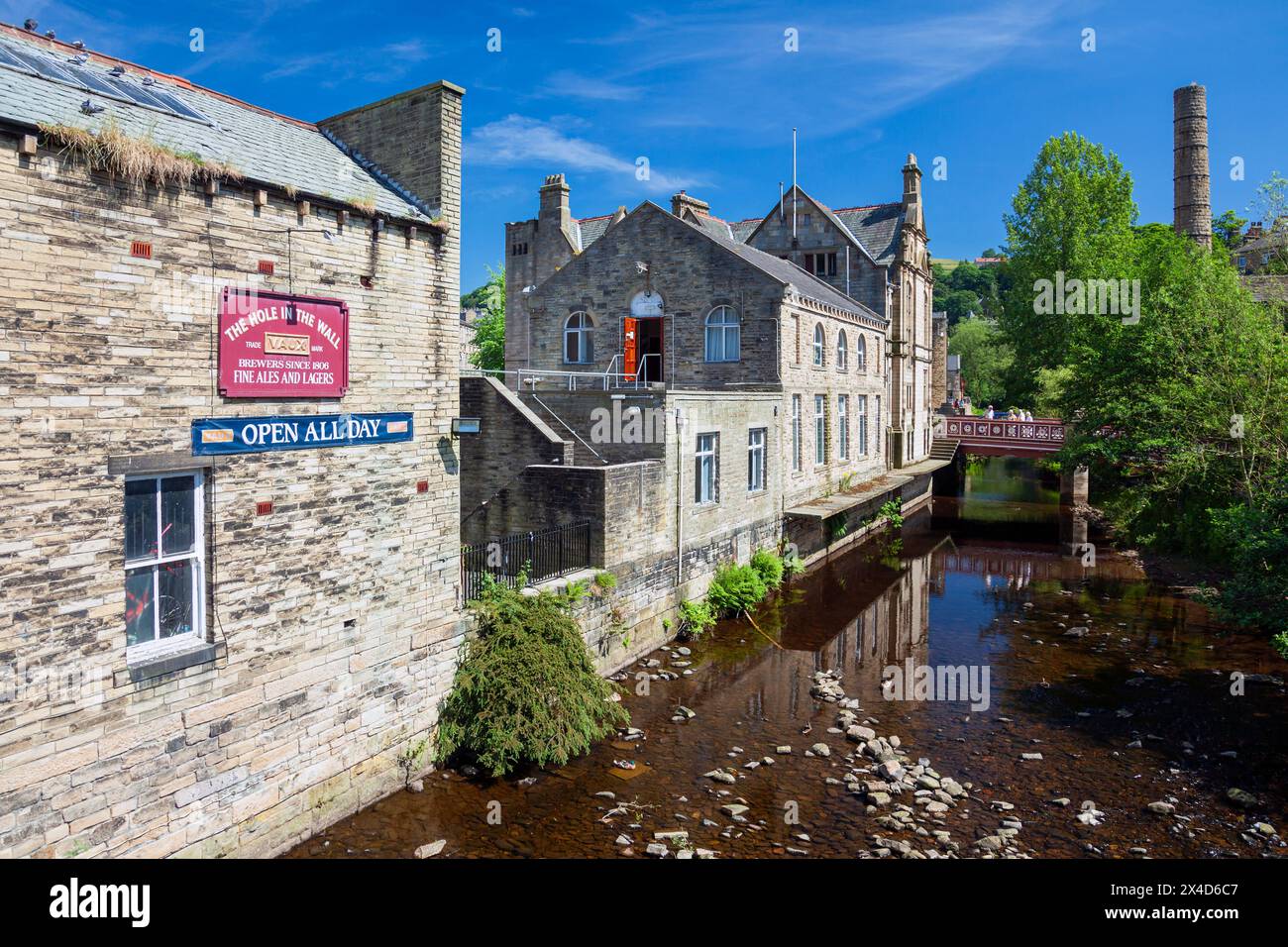 Angleterre, West Yorkshire, Hebden Bridge, vue sur le Hebden Beck (rivière), l'ancien hôtel de ville et George's Street Bridge Banque D'Images