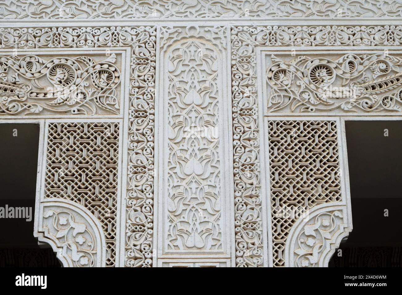 Fès, Maroc. Travail complexe en plâtre mauresque sculpté. Cour du riad. Banque D'Images