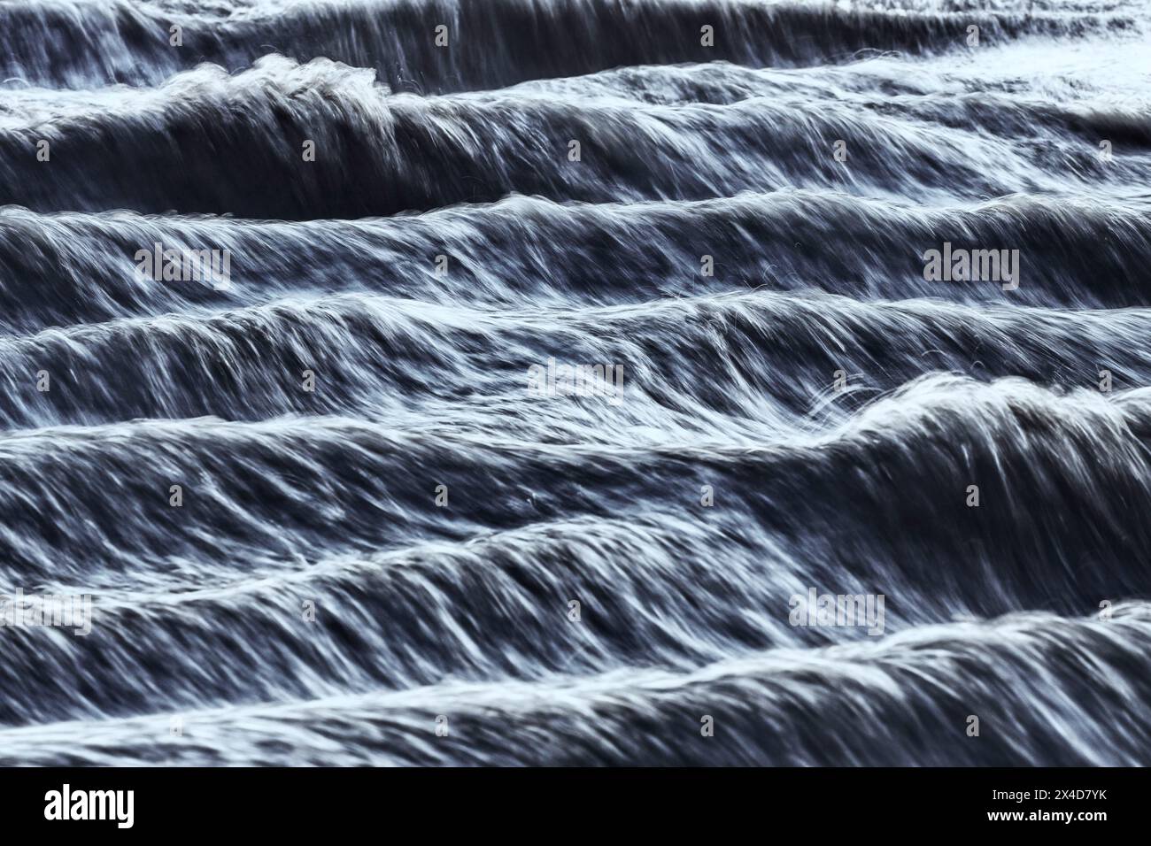 Flou d'eau noir et blanc sur la plage de Bali, Indonésie Banque D'Images