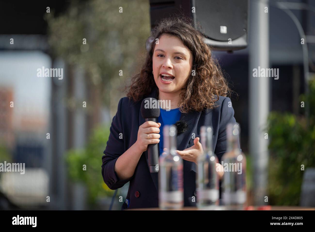 Delara Burkhardt SPD Europawahlkandidatin Delara Burkhardt am Sonntag, den 28. Avril 2024 an der Kieler Bahnhofsbrücke Kiel Schleswig-Holstein Deutschland fpr-burkhardt-7748 *** Delara Burkhardt candidate aux élections européennes du SPD Delara Burkhardt le dimanche 28 avril 2024 au pont de la gare Kiel Kiel Schleswig Holstein Allemagne fpr burkhardt 7748 Banque D'Images