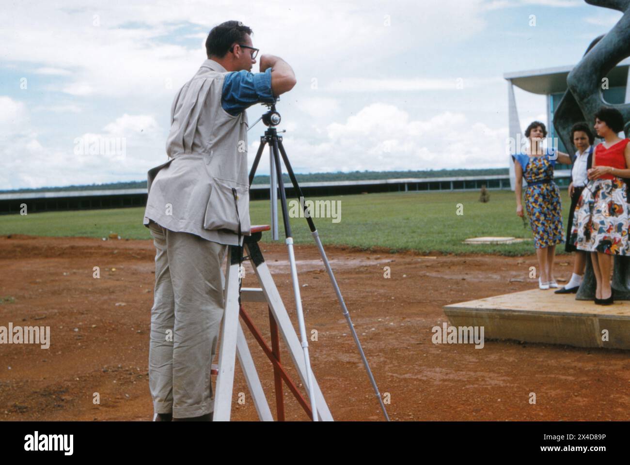 Photographe Phillip Harrington au palais d'Alvorada, Brasilia, photographié en 1959 Banque D'Images