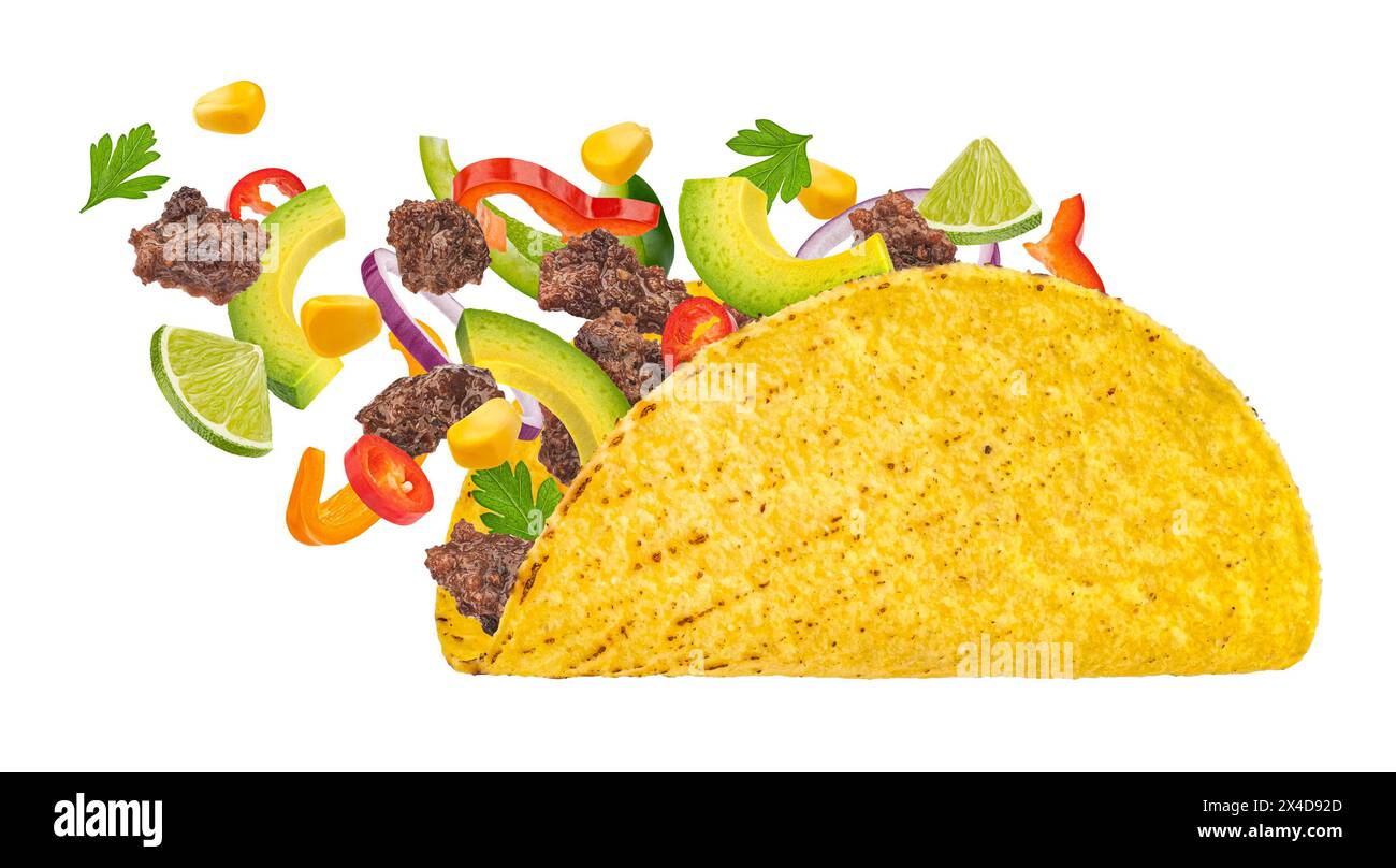 Taco mexicain avec de la viande de bœuf tombante et des légumes isolés sur fond blanc Banque D'Images