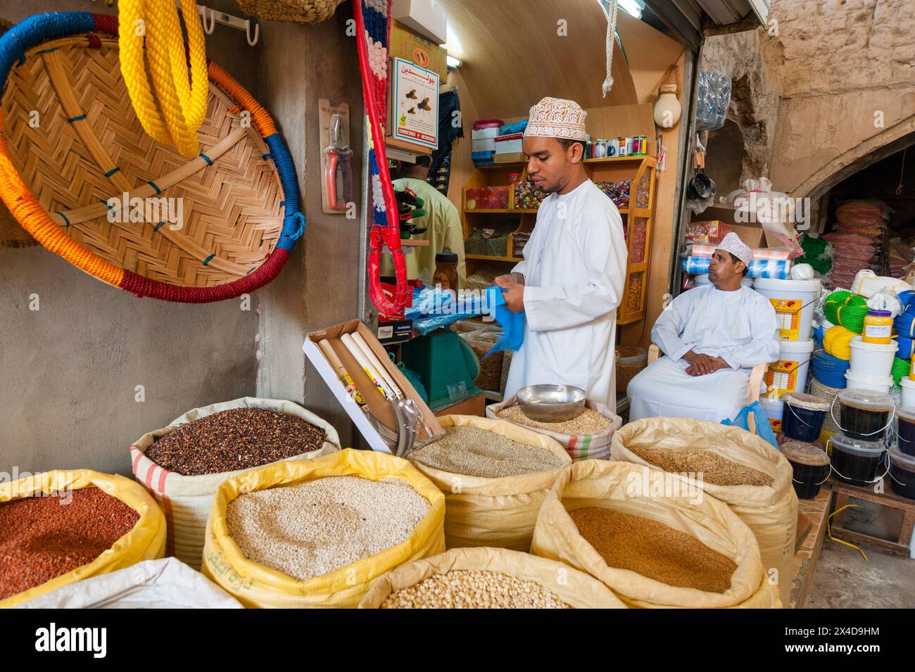 Hommes qui font du shopping et vendent au souk de Nizwa, Oman. (Usage éditorial uniquement) Banque D'Images