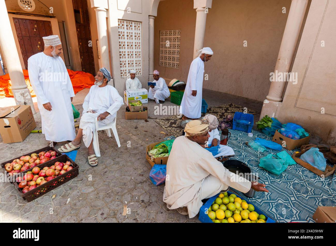 Hommes qui font du shopping et vendent au souk de Nizwa, Oman. (Usage éditorial uniquement) Banque D'Images