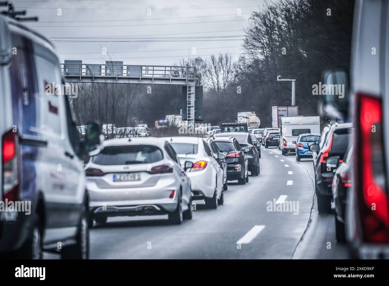 Symbolbild für Stau - Montabaur, Rheinland-Pfalz, Deutschland, Europa - Stau Autobahn A3 und Umleitungen Richtung Bonn, Köln, NRW, Wochenendverkehr, Osterverkehr, Urlaubsverkehr, Verkehrsstockung, Verkehrskollaps, Verkehrshindernis, Wochenendstau, Ostern, Reiseverkehr am Wochenende, A5, A1, A2, A4, A5, A6, A7, A8, A9, Wochenendreisewelle, Wochenendaufkommen im Verkehr, Ferienverkehr, Verkehrsaufkommen während der Ferienzeit, Verkehrsbelastung während der Urlaubszeit, Verkehrswelle in den Ferien, Unfallgasse, Rettungsgasse, Notfallgasse, Gassenbildung, Bildung einer Rettungsgasse, Notfallspur, Banque D'Images