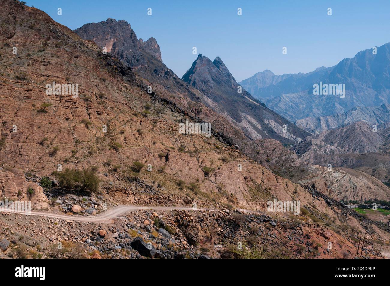 Une route de montagne non pavée dans une région éloignée d'Oman.Bald Sayt, Al Batinah, Oman. Banque D'Images