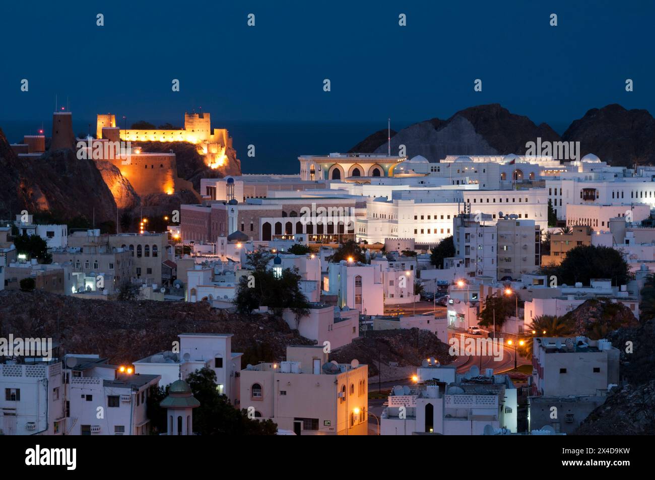 La vieille ville de Muscat, nichée dans les montagnes du golfe Persique, au crépuscule.Old Muscat, Muscat, Oman. Banque D'Images