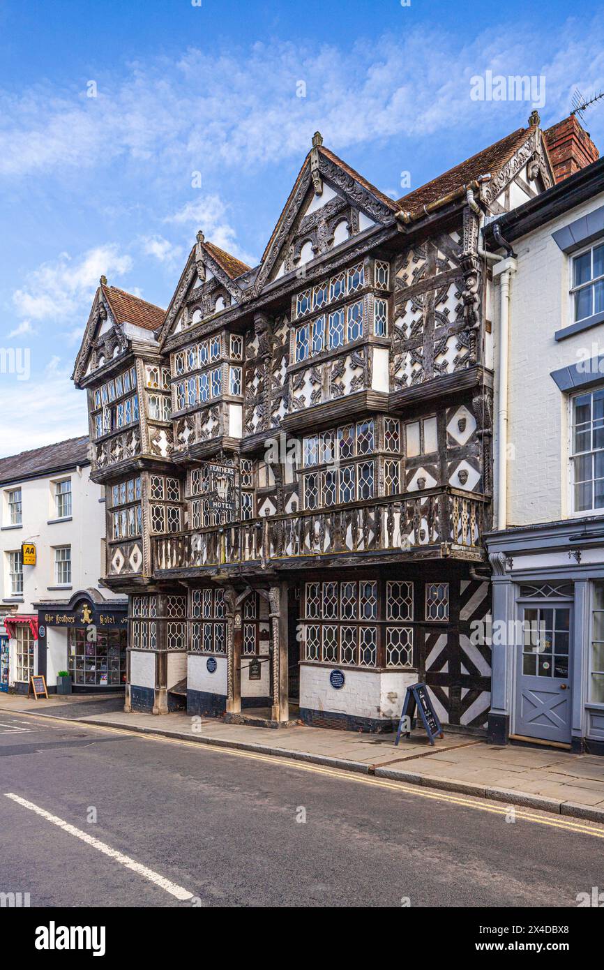 Le bâtiment historique à colombages Feathers Hotel se trouve dans le Bull Ring, dans la ville médiévale de Ludlow, Shropshire, Angleterre Banque D'Images