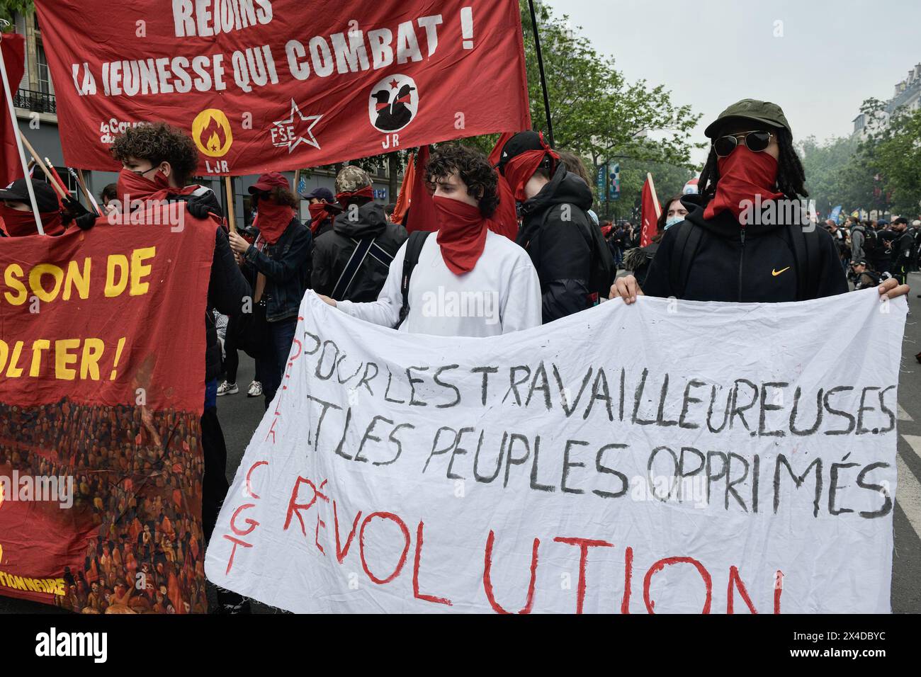 Paris, France. 01 mai 2024. Les manifestants et les représentants syndicaux défilent avec des banderoles pendant la manifestation annuelle du 1er mai. Les manifestations annuelles du 1er mai ont vu plus de 120 000 mars dans toute la France, avec un grand rassemblement à Paris qui a entraîné des affrontements entre les manifestants et la police anti-émeute, avec 45 arrestations dans la capitale. (Photo de Graham Martin/SOPA images/SIPA USA) crédit : SIPA USA/Alamy Live News Banque D'Images