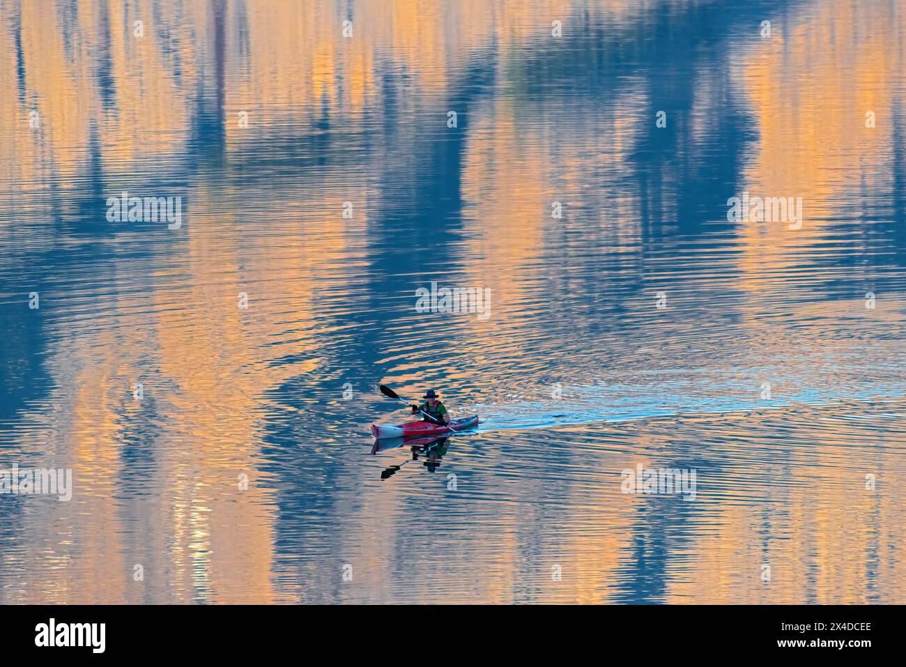 Canada, Alberta, Parc national Banff. Kayak sur Two Jack Lake au lever du soleil. (Usage éditorial uniquement) Banque D'Images