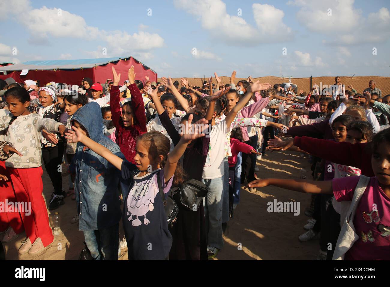 Les enfants palestiniens privés de leur droit à l'éducation suivent des cours à l'école de tente en raison de l'offensive israélienne en cours à Rafah les enfants palestiniens privés de leur droit à l'éducation suivent des cours à l'école de tente en raison de l'offensive israélienne en cours à Rafah, Gaza, le 30 avril 2024. Une école de tentes a été créée pour dispenser une éducation de niveau aux enfants dans les zones de guerre. Cette initiative vise à offrir aux enfants la possibilité d'accéder à l'éducation et d'échapper à l'atmosphère de conflit et de guerre. Photo Ahmed Ibrahim apaimages Rafah Cisjordanie territoire palestinien 300424 Rafah ai 007 Copyright : xapa Banque D'Images