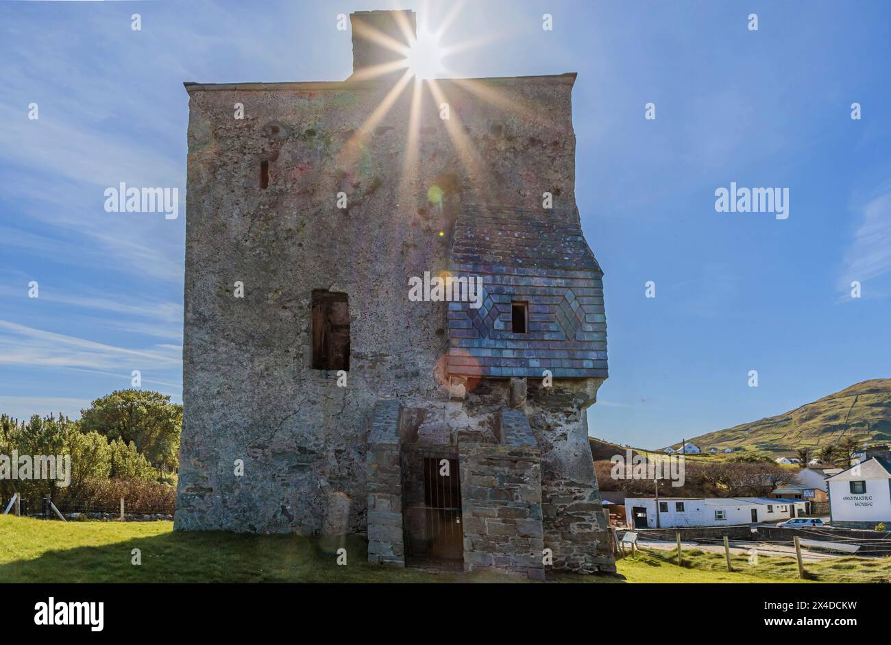 Clare Island, County Mayo, Irlande - 20 avril 2024 - Clares Castle sur Clare Island sous le soleil de printemps avec un coup de soleil au-dessus du toit Banque D'Images