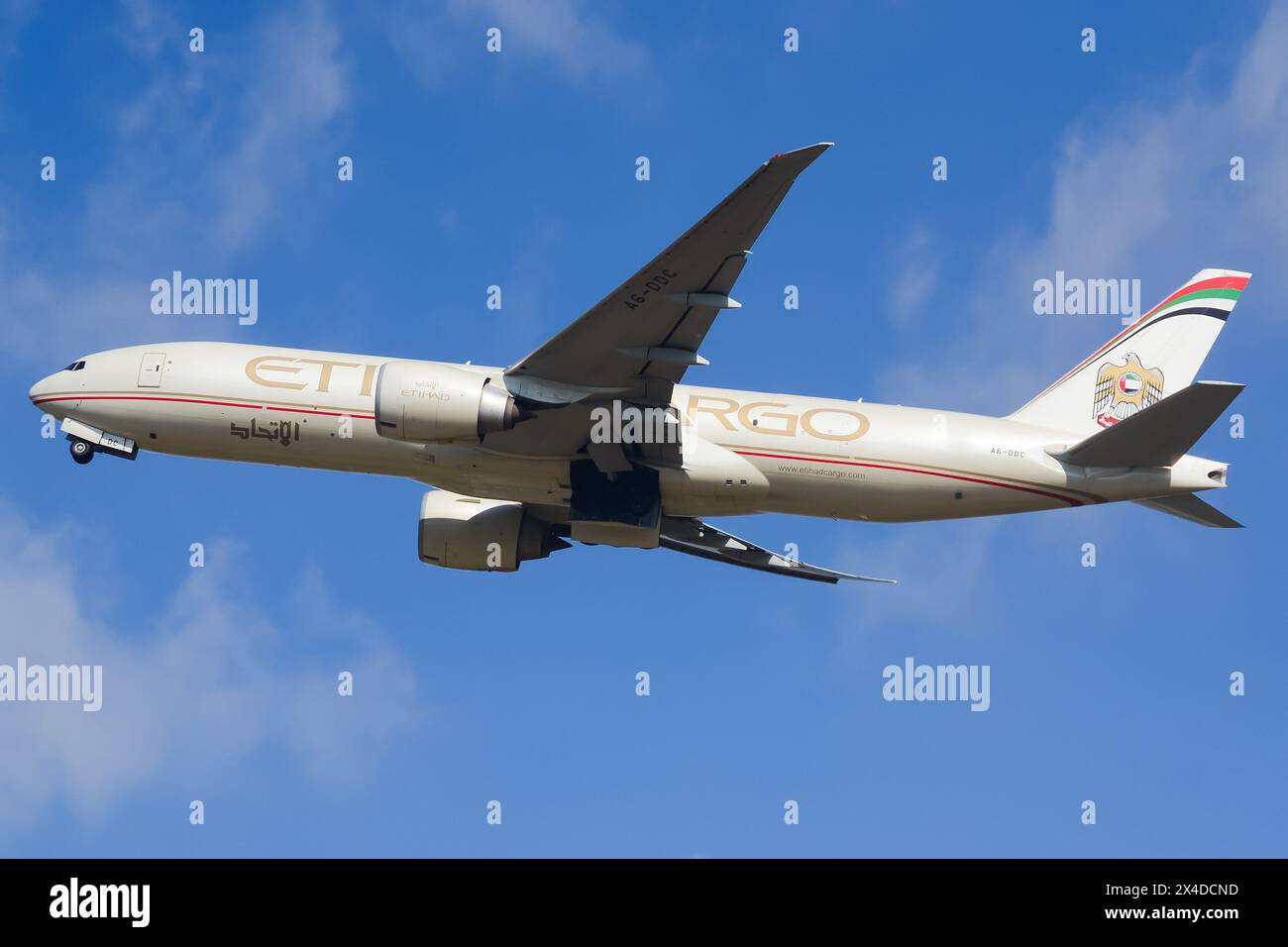 Un Etihad Cargo Boeing 777F (A6-DDC) au départ de l'aéroport international de Guangzhou Baiyun Banque D'Images